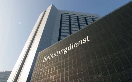 „De Nederlandse Orde van Belastingadviseurs vindt het onbetamelijk dat de Belastingdienst werkgevers op grote schaal brieven stuurt waarin strafheffingen worden aangekondigd voor het geval pensioenregelingen op 1 januari 2006 niet aan de eisen voldoen.” F