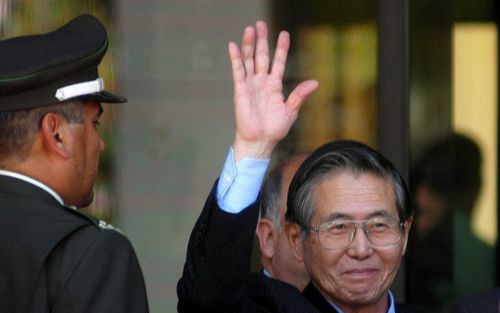 SANTIAGO â€“ De voormalige Peruaanse president Alberto Fujimori kwam maandag aan in een detentiecentrum in de Chileense hoofdstad Santiago. Fujimori werd maandag in Chili opgepakt. Peru heeft een internationaal arrestatiebevel tegen hem uitgevaardigd, maa