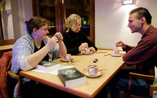 AMSTERDAM - In de Amsterdamse stationsrestauratie praten (v.l.n.r.) Marja Pieterse, Marjolein Ouwerkerk en Klaas Kuyper over geloofsbeleving en gezinsleven in Siebelinks roman â€œKnielen op een bed violen”. Foto RD, Sjaak Verboom