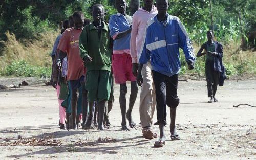 RUMBEK â€“ Voormalige kindsoldaten begeven zich naar een school in het zuiden van Sudan. Het Verzetsleger van de Heer ontvoerde de afgelopen jaren zo’n 20.000 kinderen in Noord Uganda en Zuid Sudan. Jongens worden gedwongen te vechten en te plunderen; mei