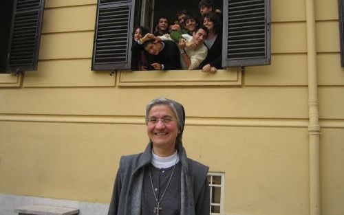 ROME â€“ Directrice Angela Maria Maccioni op de binnenplaats van haar scholengemeenschap. De ”Maria Ausiliatrice” aan de Via Dalmazia in Rome werd in 1914 1915 gesticht op verzoek van de toenmalige paus. Foto Ewout Kieckens