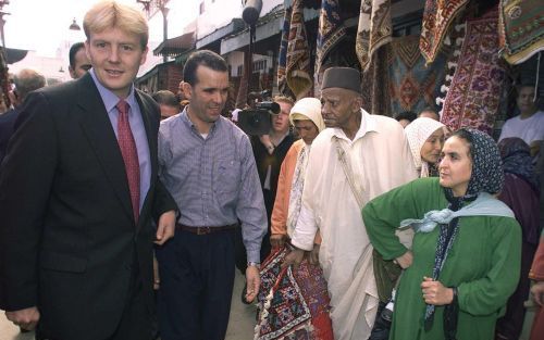 Prins Willem-Alexander tijdens een bezoek aan Marokko in oktober 2000. Komende week bezoekt de prins het land opnieuw, samen met prinses Máxima. Ze zetten daarmee de viering van 400 jaar betrekkingen tussen Marokko en Nederland luister bij. Foto ANP