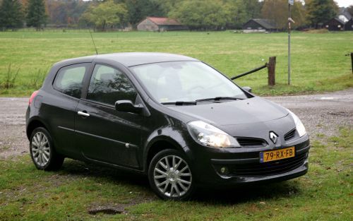 Afgezien van de kloeke afmetingen is de nieuwe Clio niet sterk onderscheidend. Renault heeft eerst en vooral een fijn rijdende auto op wielen gezet. Foto’s RD, Anton Dommerholt