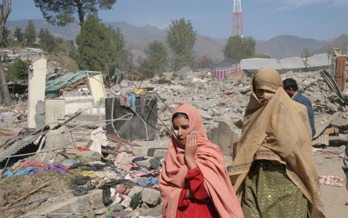 LAHORE â€“ Christenen vinden na de humanitaire ramp meer ingang in Pakistan. Tegelijkertijd roepen veel moslimextremisten de mensen op zich weer te houden aan de zuivere islam. „„Wij bespeuren een steeds vijandiger houding jegens christenen.” Foto Open Do