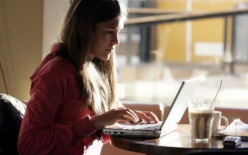 „Diverse onderzoeken wijzen uit dat het gebruik van internet en alles wat daarmee samenhangt binnen de gereformeerde gezindte bepaald niet minder is dan daarbuiten.” Foto ANP