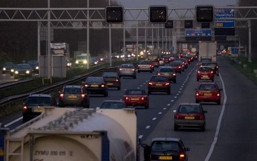 NIEUWERKERK A/D IJSSEL â€“ Burgers die dicht langs de A20 bij Nieuwerkerk aan den IJssel wonen, strijden al enkele jaren voor een geluidswal om de herrie van voorbijrazend verkeer te dempen. Foto Martin Droog