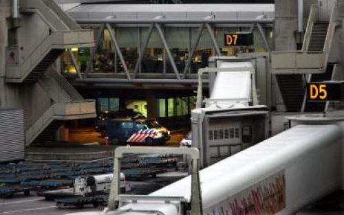 SCHIPHOL - Auto's van de marechaussee staan dinsdag onder de D-pier op Schiphol. De marechaussee en de douane hebben dinsdagmiddag een bagagekelder op de luchthaven Schiphol afgegrendeld om te onderzoeken of er drugs en wapens waren. Iedereen die zich daa