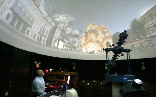 RIDDERKERK â€“ A. Los kijkt naar zijn 3D film over het bombardement op Rotterdam. De film is vanaf zaterdag te bekijken in het Museum Johannes Postschool in Ridderkerk. Foto Roel Dijkstra