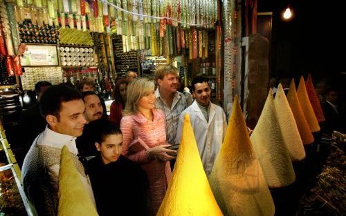 MARRAKECH â€“ Prins Willem Alexander en prinses Máxima bij een kruidenwinkeltje in de medina, de oude binnenstad van het Marokkaanse Marrakech. Dinsdag bezocht het prinselijk paar de winkeliers in het kader van projecten met microkredieten â€“kleine lenin