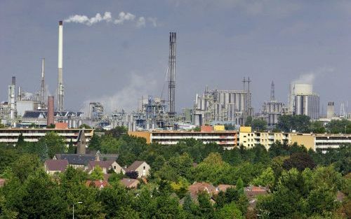 BEEK â€“ Het Europees Parlement stemt morgen in Straatsburg over een controversieel wetsontwerp over het tes ten van chemische stoffen. Foto: een productielocatie van chemiereus DSM in Limburg. - Foto ANP