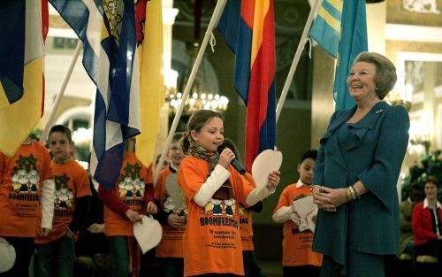 DEN HAAG â€“ Koningin Beatrix luistert naar de wens van een van de scholieren die gisteren te gast waren op Paleis Noordeinde in Den Haag. De kinderen vertelden de vorstin over hun denkbeelden over de toekomst van het koningshuis. Ze spraken ook over de j