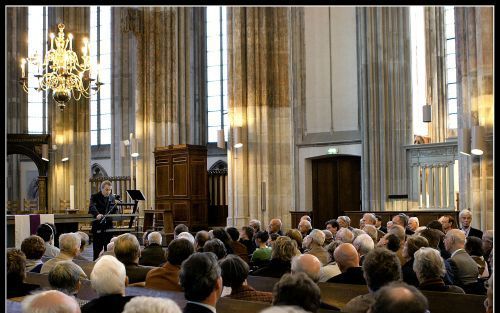 UTRECHT â€“ Priester Antoine Bodar sprak woensdag in de Domkerk bij de presentatie van de Christelijke Encyclopedie. „Nederland blijft een protestantse natie en protestanten in Nederland weten nog altijd alles beter.” Foto RD, Henk Visscher