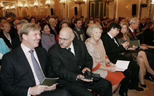 DEN HAAG - Prins Willem-Alexander in gesprek met wetenschapshistoricus Steven Shapin tijdens de uitreiking van de Erasmusprijs 2005 vrijdag in Den Haag. Prins Willem-Alexander heeft vrijdag de Erasmusprijs 2005 aan de wetenschapshistorici Simon Schaffer e