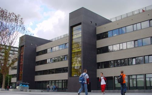 ROTTERDAM â€“ Het nieuwe pand van het Wartburg College locatie Guido de BrÃ¨s in Rotterdam is vrijdagmiddag officieel geopend. Foto Architektenburo Roos en Ros