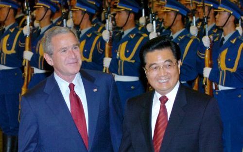 PEKING â€“ De Amerikaanse president George Bush (l.) sprak zondag in Peking met zijn Chinese ambtgenoot Hu Jintao over onder andere de schending van mensenrechten in China. Bush riep de Chinese regering op haar burgers grotere religieuze, politieke en maa