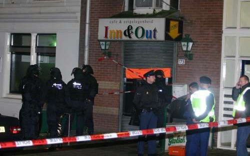 ROTTERDAM - De politie Rotterdam trof zaterdag twee doodgeschoten mannen en een doodgeschoten vrouw aan in een cafÃ© aan de Schiedamsesingel. Het drietal zou zijn doodgeschoten door vier gewapende daders. Deze zijn nog spoorloos. - Foto ANP