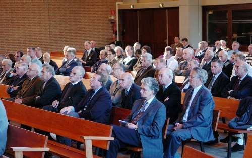 PAPENDRECHT - Hervormd-gereformeerde en christelijke gereformeerde mannenverenigingen uit de regio Alblasserwaard-Rotterdam hielden zaterdag in Papendrecht voor het eerst een regionale themadag. Dr. A. A. Teeuw sprak over nieuwe ontwikkelingen in de genee