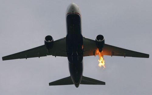 SCHIPHOL - Een steekvlam komt uit de linkermotor van een opstijgende Boeing 767 op Schiphol. Het toestel van US Airways keerde dinsdag kort na de start op de Kaagbaan terug naar Schiphol. Vliegtuigspotter Ruben Hofs uit Almere stond bij de startbaan en wi