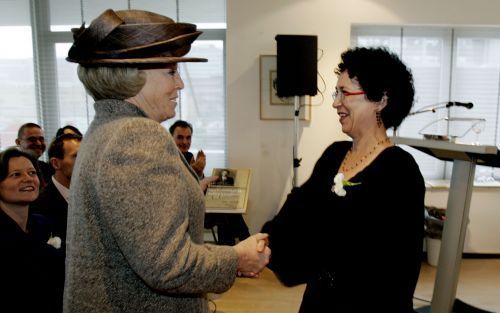 ROTTERDAM â€“ Koningin Beatrix nam woensdag het eerste exemplaar in ontvangst van het boek ”Een betrekkelijk heftig karakter. Thijs Taconis, geheim agent. Rotterdam 1914 Mauthausen 1944” van auteur Astrid Waltmans. De overhandiging had plaats in het kader