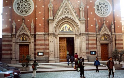 ISTANBUL â€“ Het christendom in Turkije heeft het moeilijk. Alleen de kerken zijn er vaak nog, maar die zijn tijdens diensten zo goed als leeg. Foto: een rooms-katholieke kerk in het centrum van Istanbul. Foto RD