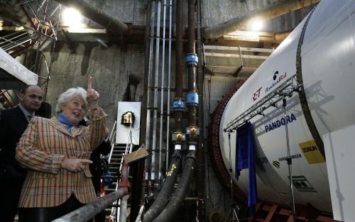 ROTTERDAM â€“ Minister Peijs van Verkeer en Waterstaat bekeek woensdag de gigantische boor voor de RandstadRail, nadat zij hem in Rotterdam officieel in gebruik had gesteld. De RandstadRail moet een snelle en comfortabele lightrailverbinding worden tussen