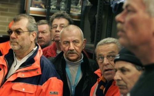 ROTTERDAM - Werknemers van het sleepbedrijf Smit luisteren donderdag naar een vakbondsvertegenwoordiger die verslag uitbrengt over de mislukte onderhandelingen met de directie. Foto ANP