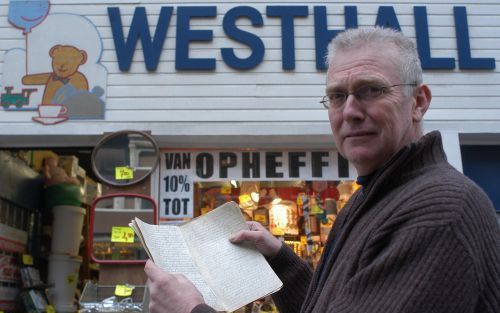 AMSTERDAM â€“ Winkelier Peter Bruins toont het dagboek van zijn vader uit de Tweede Wereldoorlog. Het document is gevonden tijdens het opruimen van de winkel. Het bestaan van het dagboek was onbekend. - Foto Ronald Bakker