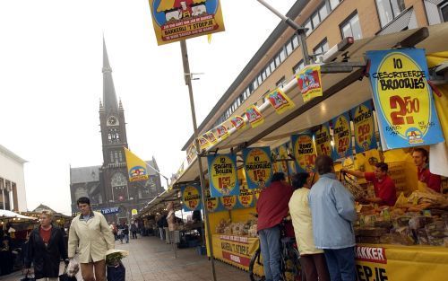 Een marktkoopman stalt zijn waren aantrekkelijk uit om klanten te trekken. Een les voor christenen als zij andersdenkenden proberen te winnen voor de boodschap van de Bijbel. Foto Roel Dijkstra