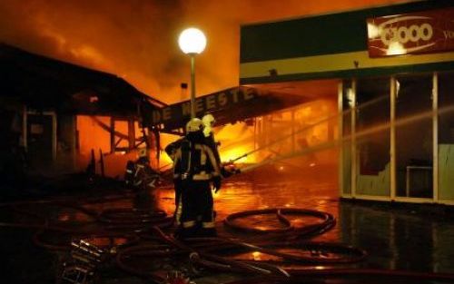 GOUDA - Een zeer grote brand heeft in de nacht van vrijdag op zaterdag vrijwel het hele winkelcentrum De Heester in Gouda verwoest. Zes van de negen winkels zijn verwoest. Zo'n vijftig bewoners boven en in de omgeving van het winkelcentrum zijn gevacueerd