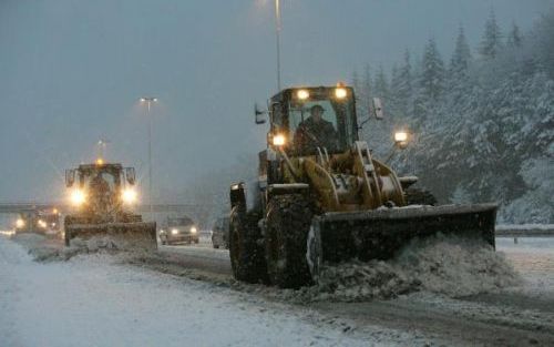 APELDOORN - Rijkswaterstaat heeft zaterdagmiddag met zwaar materieel het ijs van de A50 verwijderd, dat was ontstaan na de zware sneeuwval van vrijdag. Door de hevige sneeuwbuiten in de namiddag zaterdag raakte de snelweg echter al snel weer onbegaanbaar.