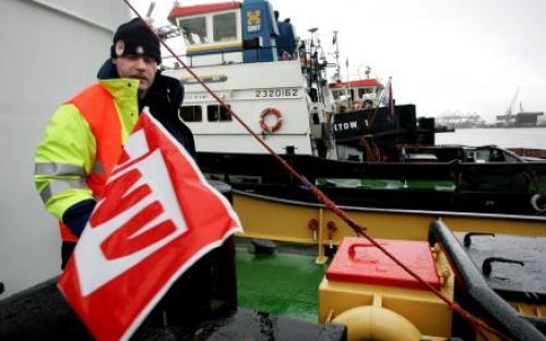 ROTTERDAM - Werknemers van het maritiem concern Smit in Rotterdam hebben maandagmorgen het werk voor 48 uur neergelegd. - Foto ANP