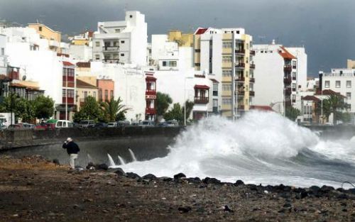 SANTA CRUZ DE LA PALMA - Golven beuken op de kust van La Palma, Canarische Eilanden. Tropische storm Delta bereikte snelheden van 125 kilometer per uur. Foto EPA