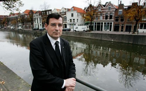 SCHIEDAM â€“ „We moeten ons weer gaan verdiepen in de gereformeerde leer”, zegt ds. N. van der Want uit Schiedam. „Als we nu op zondag, voordat de dienst begint, in plaats van om ons heen te kijken eens een stukje lezen in de belijdenisgeschriften?” Foto 