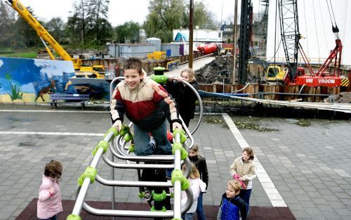 ZWIJNDRECHT â€“ De nieuwbouw van verzorgingshuis Nebo in Zwijndrecht veroorzaakt veel overlast in de buurt. Vooral de naastgelegen school ondervindt veel problemen van de heiwerkzaamheden. Foto Dirk Hol