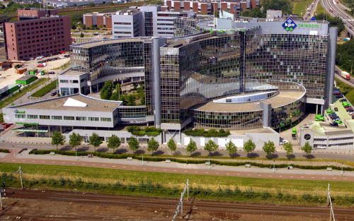 AMSTERDAM â€“ Het hoofdkantoor van KPN in Amsterdam Sloterdijk. Telecomtoezichthouder Opta heeft KPN een boete van 17 miljoen euro opgelegd omdat het bedrijf ongeoorloofde kortingen heeft gegeven aan zakelijke vastetelefonieklanten. Foto FBF.NL