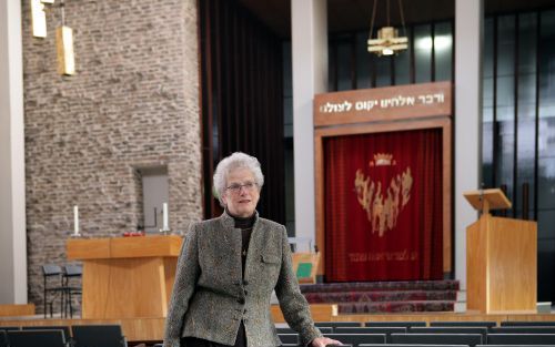 AMSTERDAM â€“ De liberaal joodse gemeente (LJG) van Amsterdam krijgt een nieuwe synagoge. De grond waarop het huidige gebouw staat, is verkocht aan producent Joop van den Ende, die er een musicaltheater gaat bouwen. Mieke van Praag, voorzitter van de LJG: