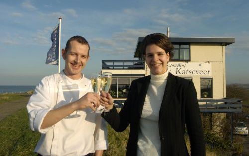 WILHELMINADORP â€“ Rutger en Jessica van der Weel sleepten een prestigieuze Michelinster in de wacht voor hun restaurant, dat uitzicht biedt over de Oosterschelde. Dit ondanks het feit dat restaurant Katseveer op zondag gesloten is. Foto Willem Woznitza