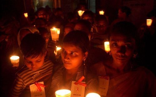 BOMBAY â€“ Inwoners van de Indiase stad Bombay hielden woensdag een mars aan de vooravond van Wereldaidsdag. Donderdag wordt wereldwijd voor de achttiende keer stilgestaan bij de epidemie die miljoenen slachtoffers eist. Foto EPA