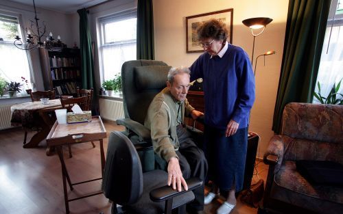 EDE â€“ Mevrouw Zuurdeeg (l.) zorgt sinds 1980 voor haar man, die lijdt aan een ziekte waardoor de kleine hersenen afsterven en de lichaamsfuncties slechter worden. Foto RD,&#61567;Sjaak&#61567;Verboom