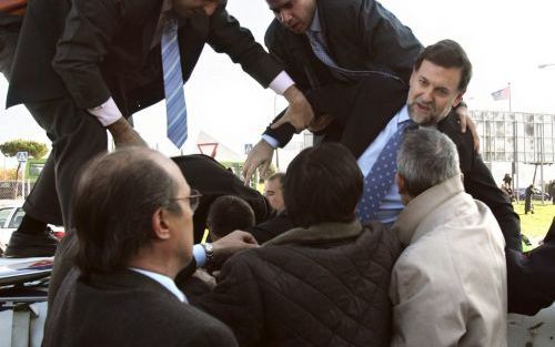 De Spaanse oppositieleider Mariano Rajoy van de centrumrechtse Volkspartij (PP) is donderdag lichtgewond geraakt in een helikopterongeval bij Madrid.