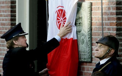 Prins Pieter Christiaan onthulde donderdag in Wageningen een gedenkteken voor prins Bernhard, ereburger van die plaats. Bernhard overleed donderdag precies een jaar geleden. Foto’s ANP