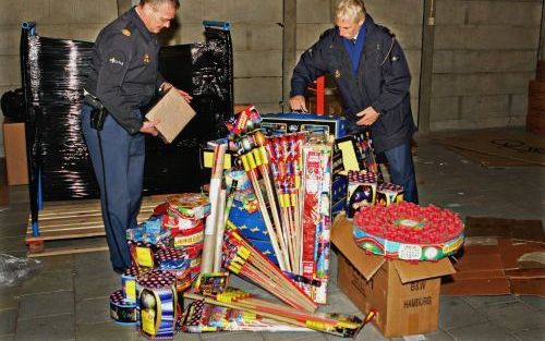 TILBURG â€“ Politiemensen toonden donderdag een deel van de partij van 1000 kilo illegaal vuurwerk die ze bij een inval in een loods in Tilburg aantroffen.Foto ANP