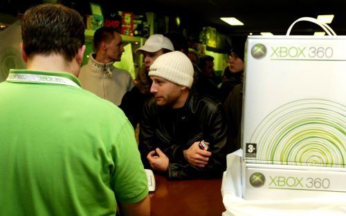 UTRECHT â€“ Microsoft lanceerde donderdagnacht de spelcomputer Xbox 360 in Europa. Bij spellenwinkel Dr Games in Utrecht stonden kopers soms een uur in de rij voor het gewilde apparaat. Foto ANP