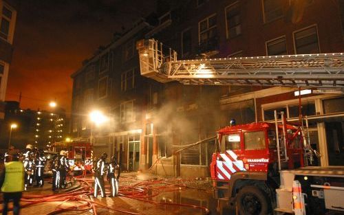 ROTTERDAM â€“ In een leegstaande winkel aan de Zwaanshals in Rotterdam Noord heeft in de nacht van zaterdag op zondag een grote brand gewoed. De winkel en twee bovengelegen woningen zijn uitgebrand. Foto ANP