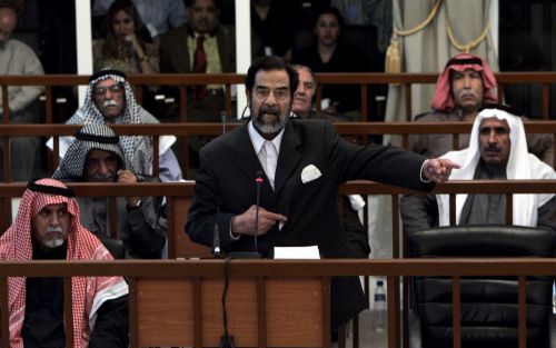 BAGDAD â€“ In Bagdad stond maandag Saddam Hussein weer voor zijn rechters. Het leek wel of de Iraakse oud-president en niet de rechters heerste in de rechtszaal. Hussein gedroeg zich als een koning. Foto EPA