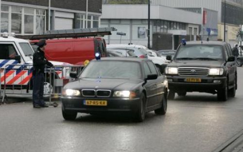 AMSTERDAM - Een gepantserde auto van justitie komt dinsdag aan bij de ”bunker", de extra beveiligde rechtbank in Amsterdam. De rechtbank is maandag begonnen met de inhoudelijke behandeling van de zaak tegen de veertien verdachten van de zogenaamde Hofstad