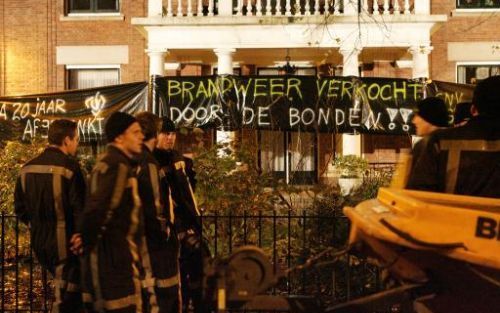 DEN HAAG - Boze brandweerlieden hebben dinsdagavond laat het CNV-kantoor aan de Haagse Carnegielaan ingepakt met zwart plastic en daarop hun grieven geschilderd. Bij de brandweer zijn dinsdag op diverse plaatsen wilde acties begonnen. Foto ANP