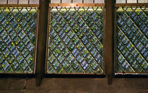 LEIDEN â€“ In de Pieterskerk in Leiden zijn gisteren nieuwe glas in loodramen onthuld. Voor 25 euro per letter kun nen mensen hun naam laten brandschilderen in de ramen. Foto Henk Bouwman