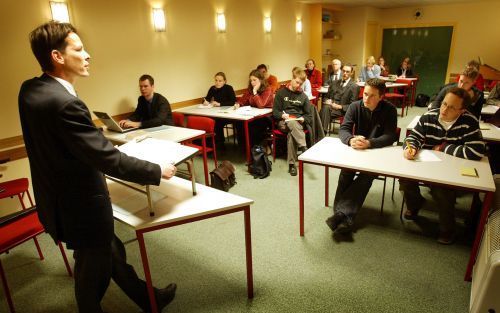 LEIDEN â€“ Dr. G. van den Brink, docent systematische theologie aan de Universiteit Leiden, sprak woensdag voor de theologische studentenvereniging Synopsis over thema ”Vooronderstellingen in de historisch kritische exegese”. „We moeten onze winst doen me