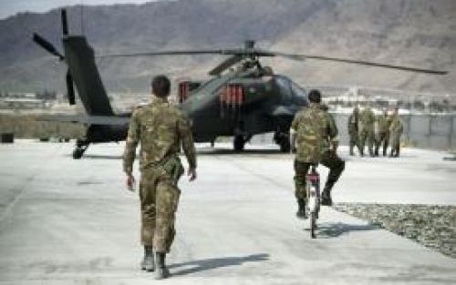 KABUL - Op de foto Nederlandse militairen bij Apache gevechtshelicopter in Kabul, maart 2005. Archieffoto ANP